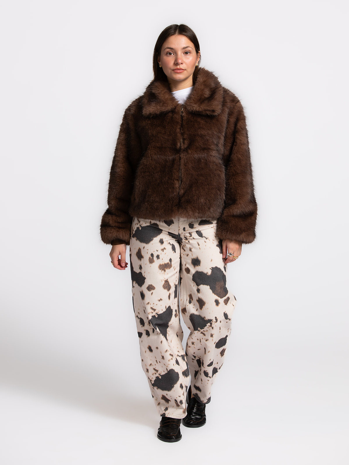 Le Marais Jas van imitatiebont Dani 3. Faux fur, full comfort. Dit korte donkerbruine faux fur jasje voelt heerlijk zacht...