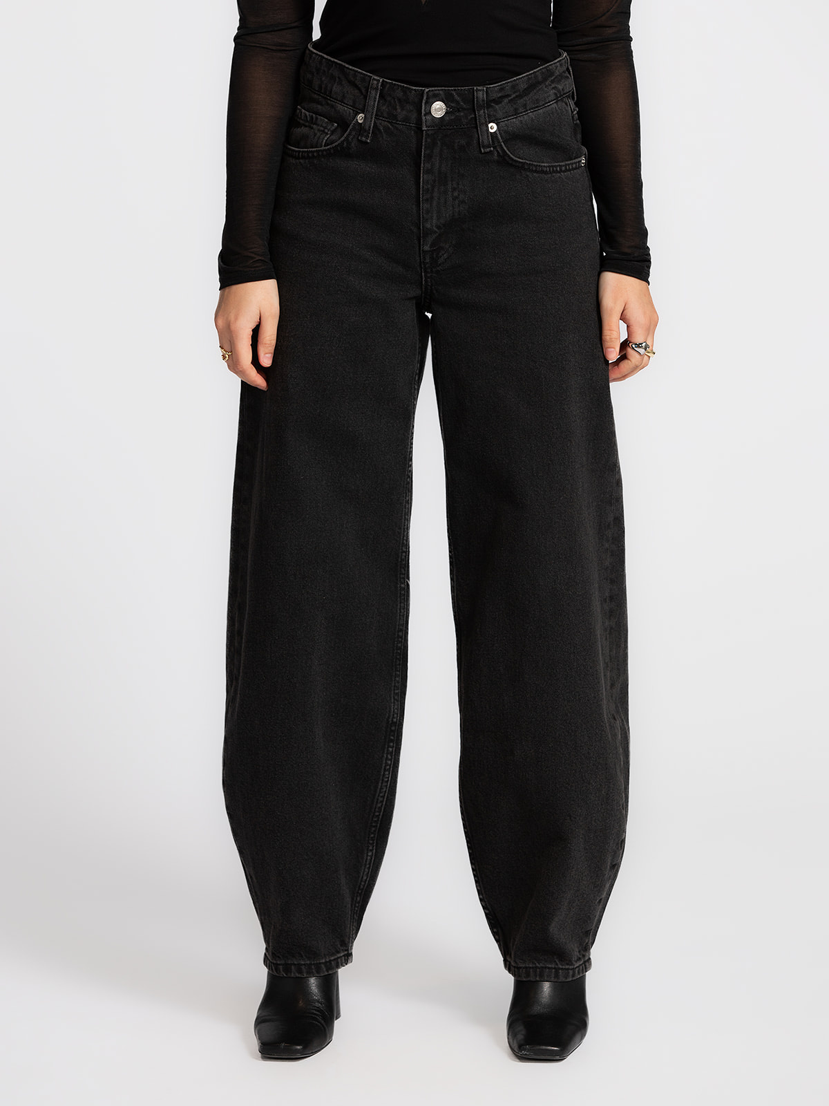 Les Soeurs Balloon jeans Marisse 1. Deze zwarte balloon jeans in gewassen denim combineert een relaxed silhouet met een f...