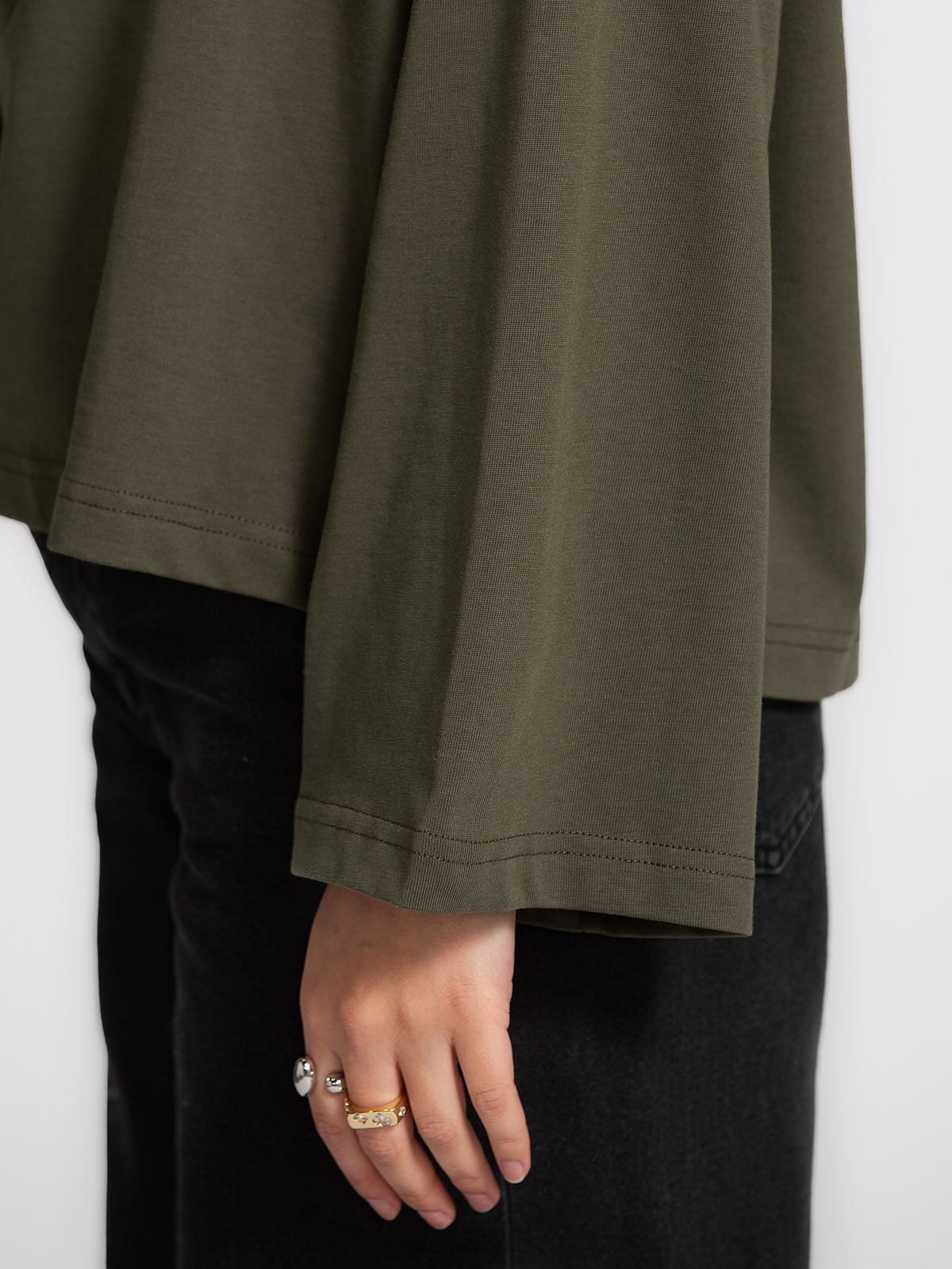 Les Soeurs T-shirt à manches longues Aline 4. Bye, les basiques ennuyeux ! Ce longsleeve kaki aux manches larges apporte ...