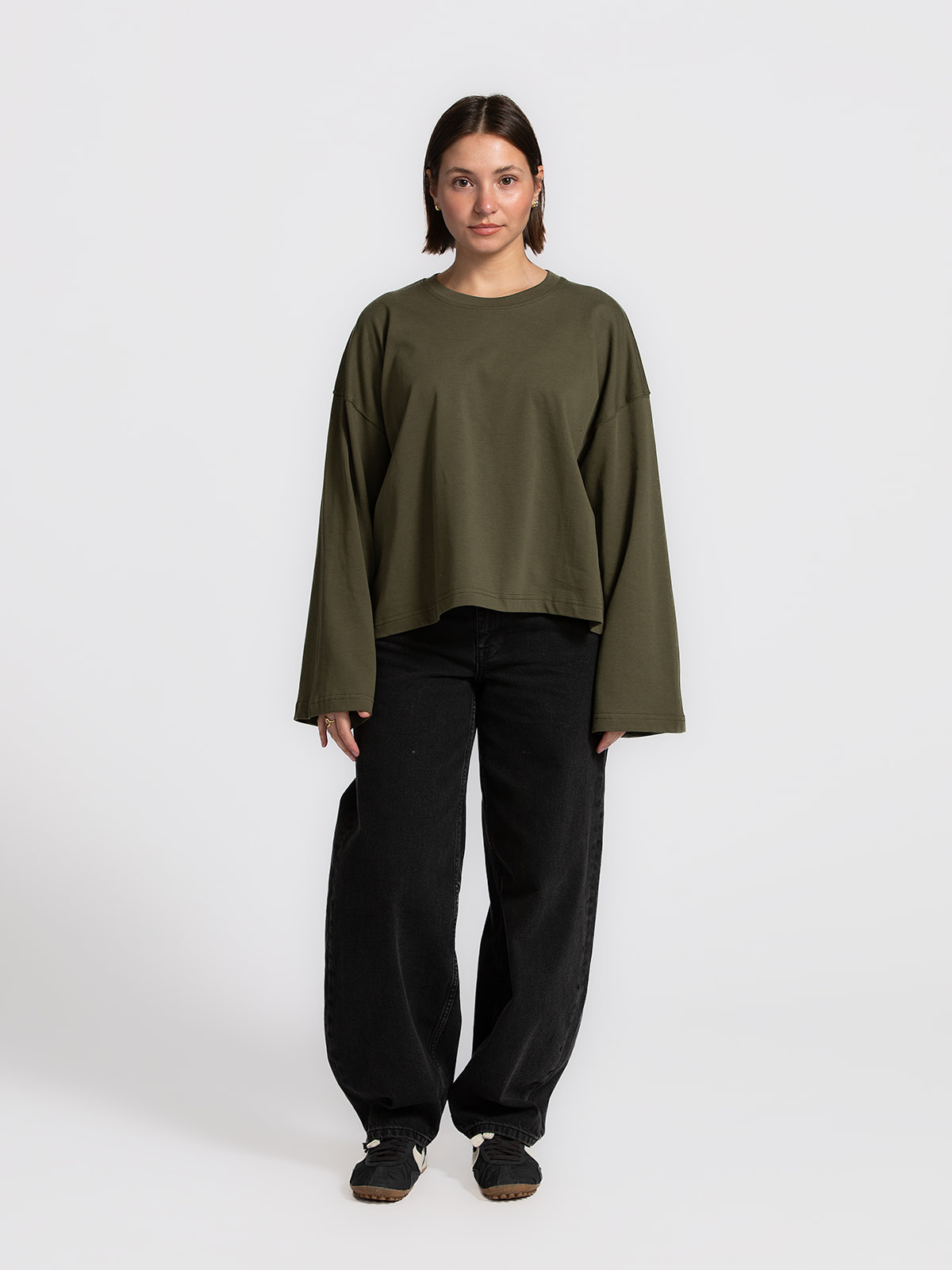 Les Soeurs T-shirt à manches longues Aline 3. Bye, les basiques ennuyeux ! Ce longsleeve kaki aux manches larges apporte ...