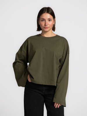Longsleeve T-shirt Aline. Bye, boring basics! This khaki longsleeve with roomy sleeves instantly lifts your winter wardro...
