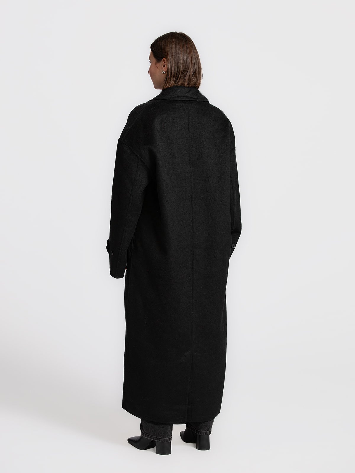 Les Soeurs Lange jas Adan 4. Een lange jas is een onmisbare basic in je garderobe, en dit zwarte exemplaar voldoet aan al...