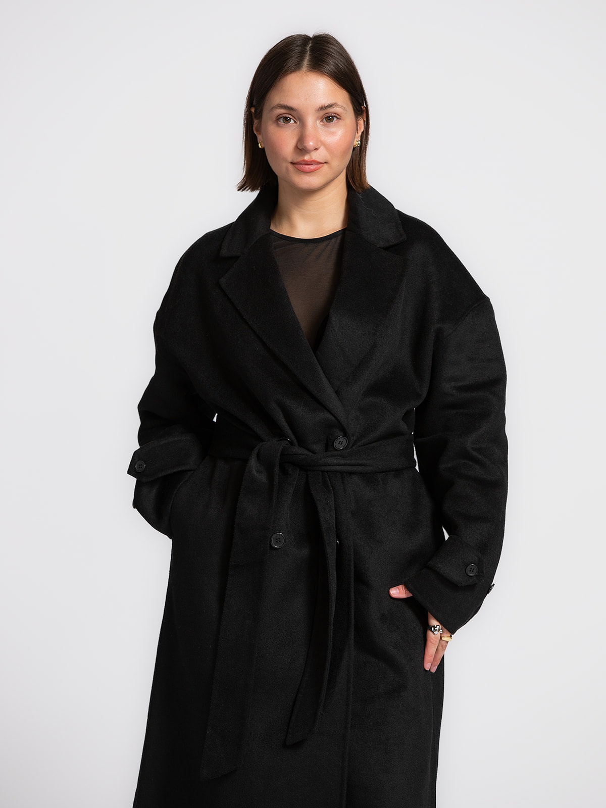 Les Soeurs Lange jas Adan 3. Een lange jas is een onmisbare basic in je garderobe, en dit zwarte exemplaar voldoet aan al...