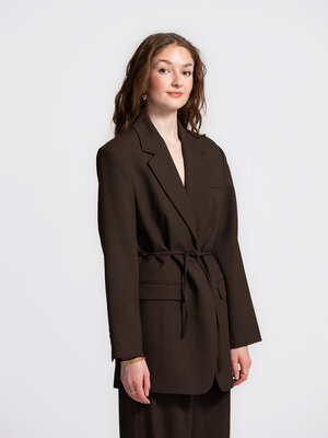 Blazer Sienna Blazer Sienna. Never a dull look grâce à ce superbe blazer marron. La coupe oversize apporte une touche moderne et un sty...