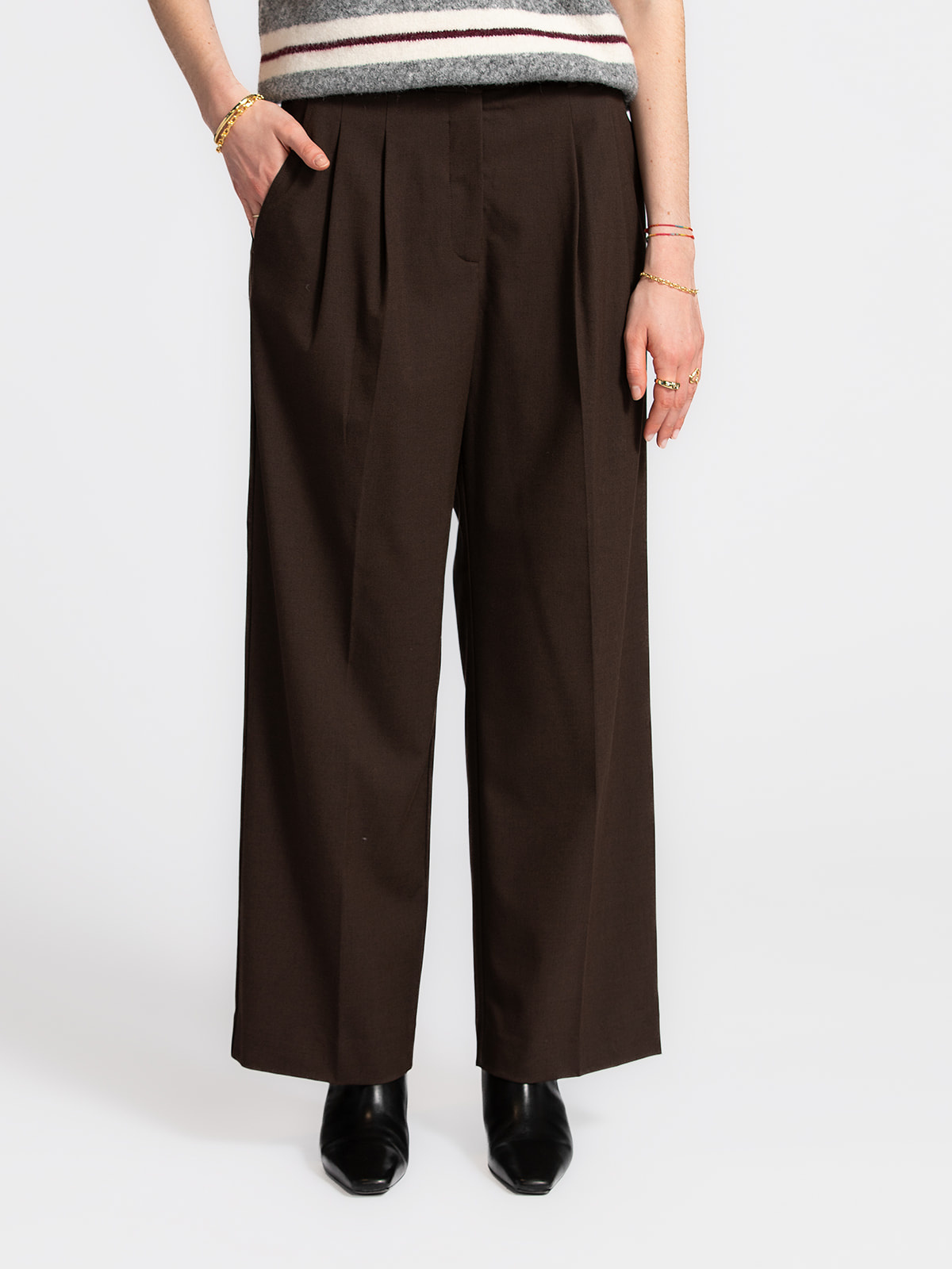 Selected Wide trousers Sienna 3. Perfectly tailored. These matching brown trousers feature an elegant wide-leg fit with a...