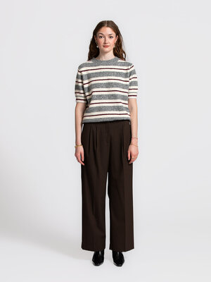 Trousers Sienna. Perfectly tailored. These matching brown trousers feature an elegant wide-leg fit with an adjustable wai...