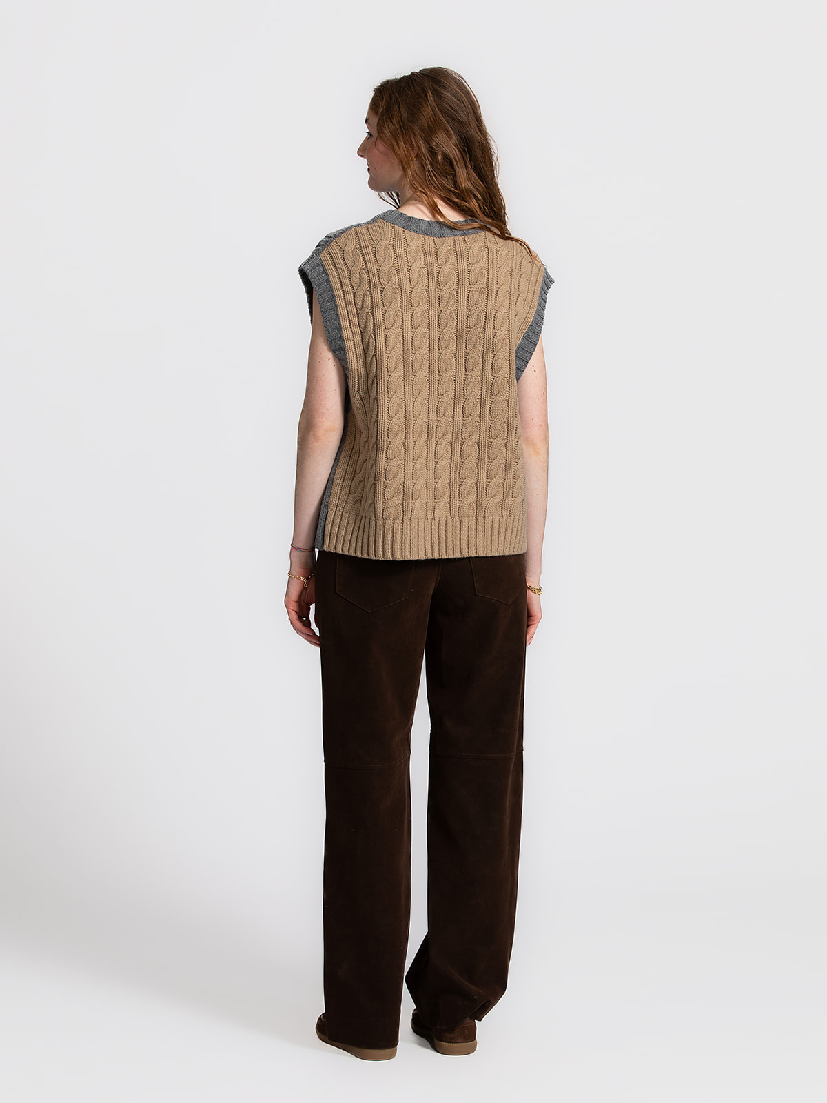 Edited Gilet sans manches Hadley 5. Ce gilet sans manches en maille torsadée se distingue par son devant gris classique e...