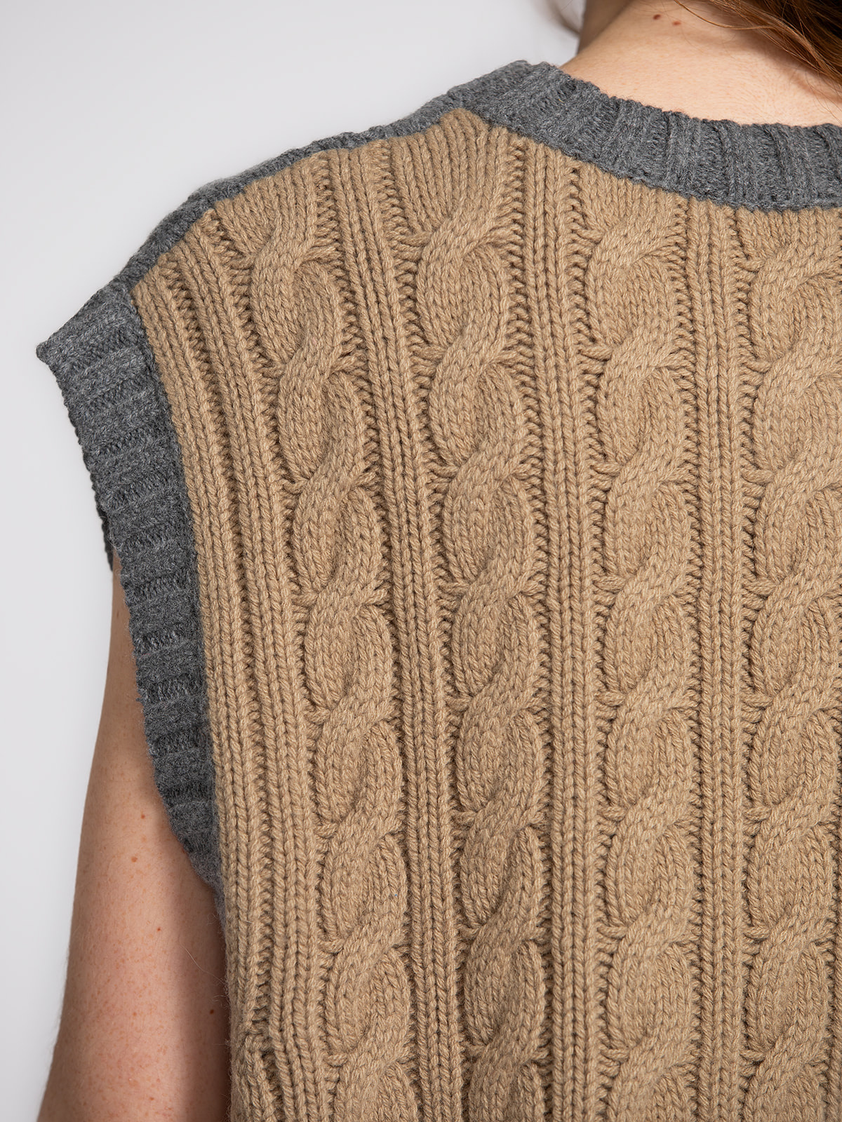 Edited Gilet sans manches Hadley 4. Ce gilet sans manches en maille torsadée se distingue par son devant gris classique e...