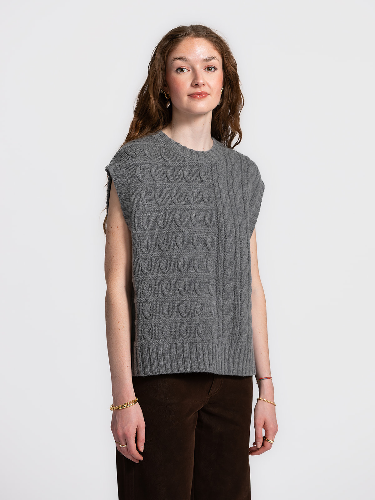 Edited Gilet sans manches Hadley 1. Ce gilet sans manches en maille torsadée se distingue par son devant gris classique e...