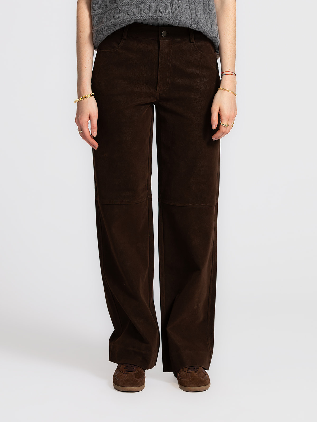 MBYM Nubuck Look Trousers Meave Arella 4. Looking for a timeless yet stylish pair of trousers? This nubuck look pantalon ...
