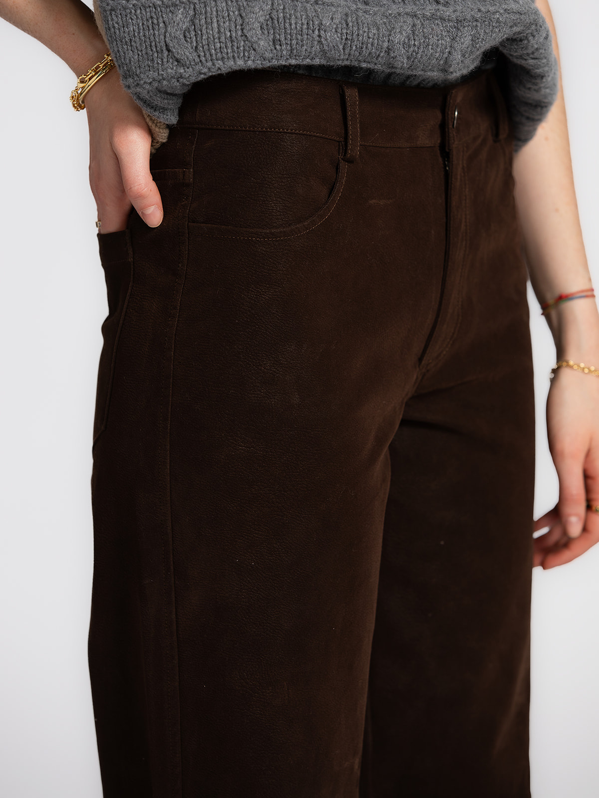 MBYM Nubuck Look Trousers Meave Arella 5. Looking for a timeless yet stylish pair of trousers? This nubuck look pantalon ...