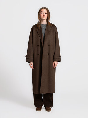 Long coat Adan. Wrapped in autumn warmth. This long brown coat is a timeless classic that always fits perfectly. The stra...