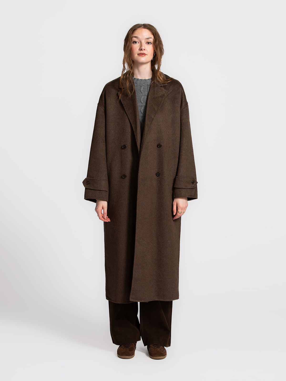 Les Soeurs Manteau Adan 1. Wrapped in autumn warmth. Ce long manteau brun est un classique intemporel qui tombe toujours ...