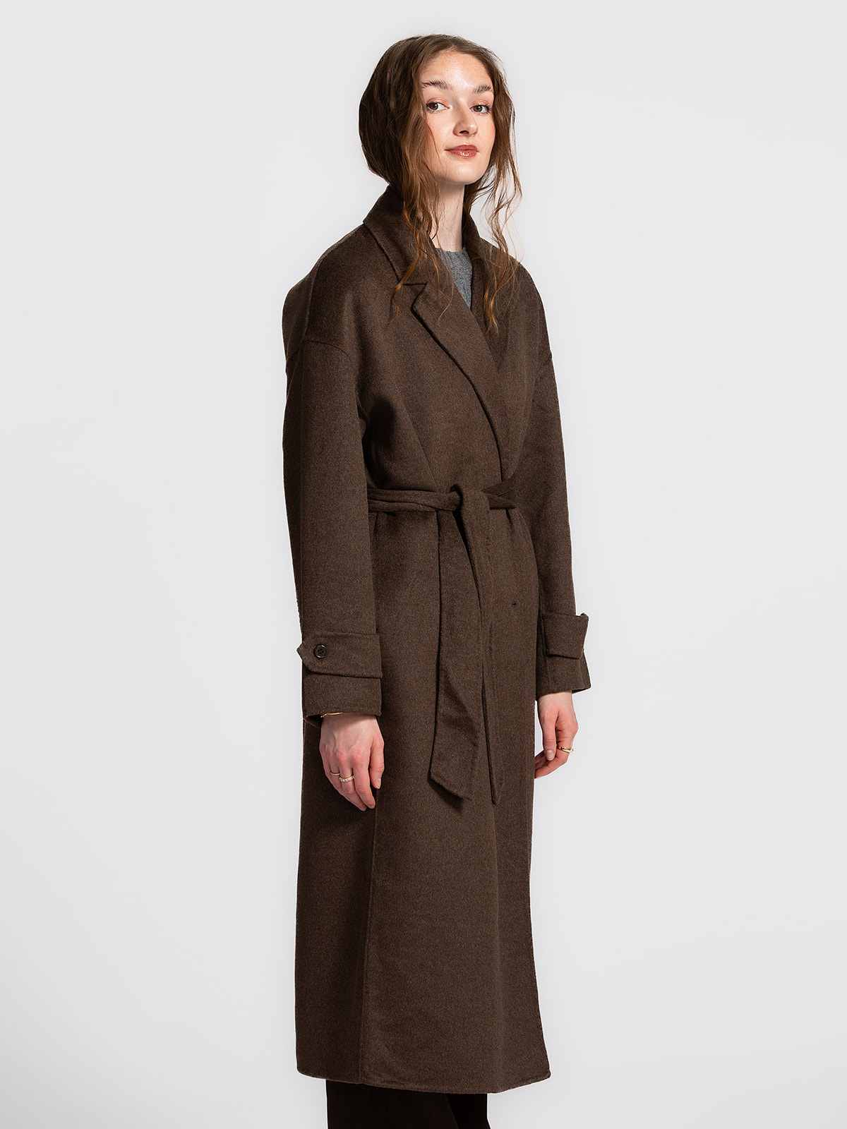 Les Soeurs Manteau Adan 3. Wrapped in autumn warmth. Ce long manteau brun est un classique intemporel qui tombe toujours ...