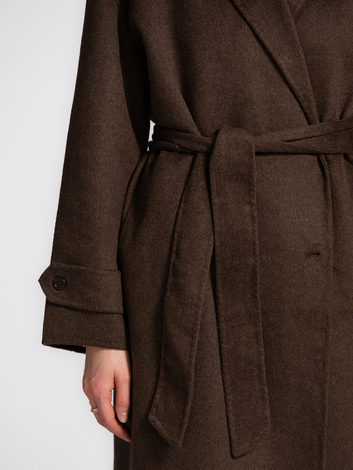 Les Soeurs Manteau Adan 4. Wrapped in autumn warmth. Ce long manteau brun est un classique intemporel qui tombe toujours ...