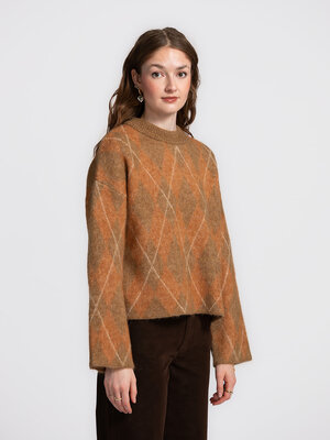 Pull Lulu. Classic charm, modern twist. Ce pull en laine au motif argyle intemporel associe un design classique à une cou...