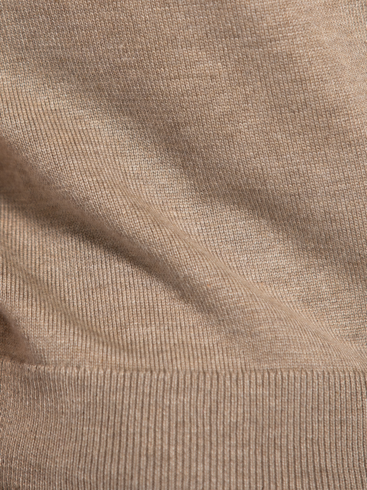 MBYM Gebreide trui Carla Bravani 6. Taupe to the rescue! Deze trui met korte mouwen is precies wat je kast nog miste voor...