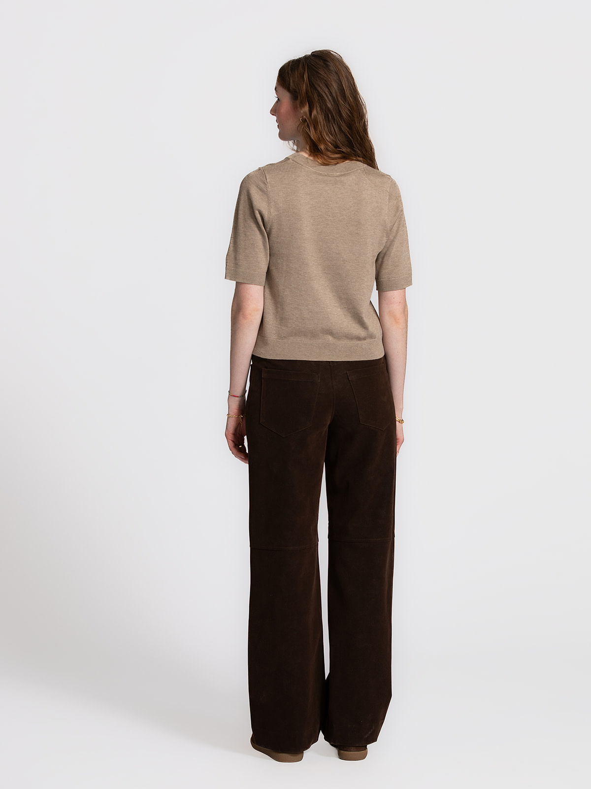 MBYM Gebreide trui Carla Bravani 5. Taupe to the rescue! Deze trui met korte mouwen is precies wat je kast nog miste voor...