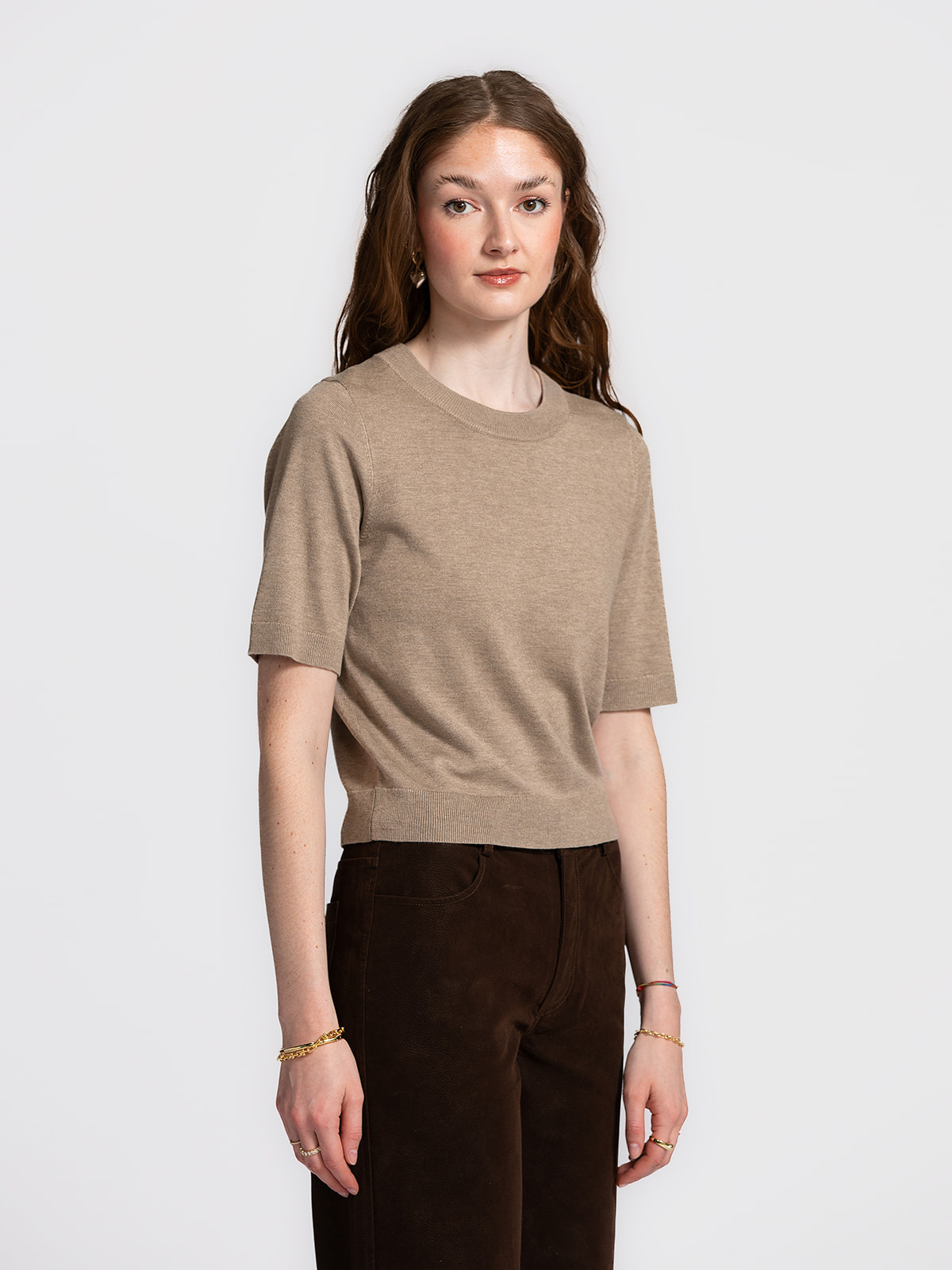 MBYM Gebreide trui Carla Bravani 1. Taupe to the rescue! Deze trui met korte mouwen is precies wat je kast nog miste voor...