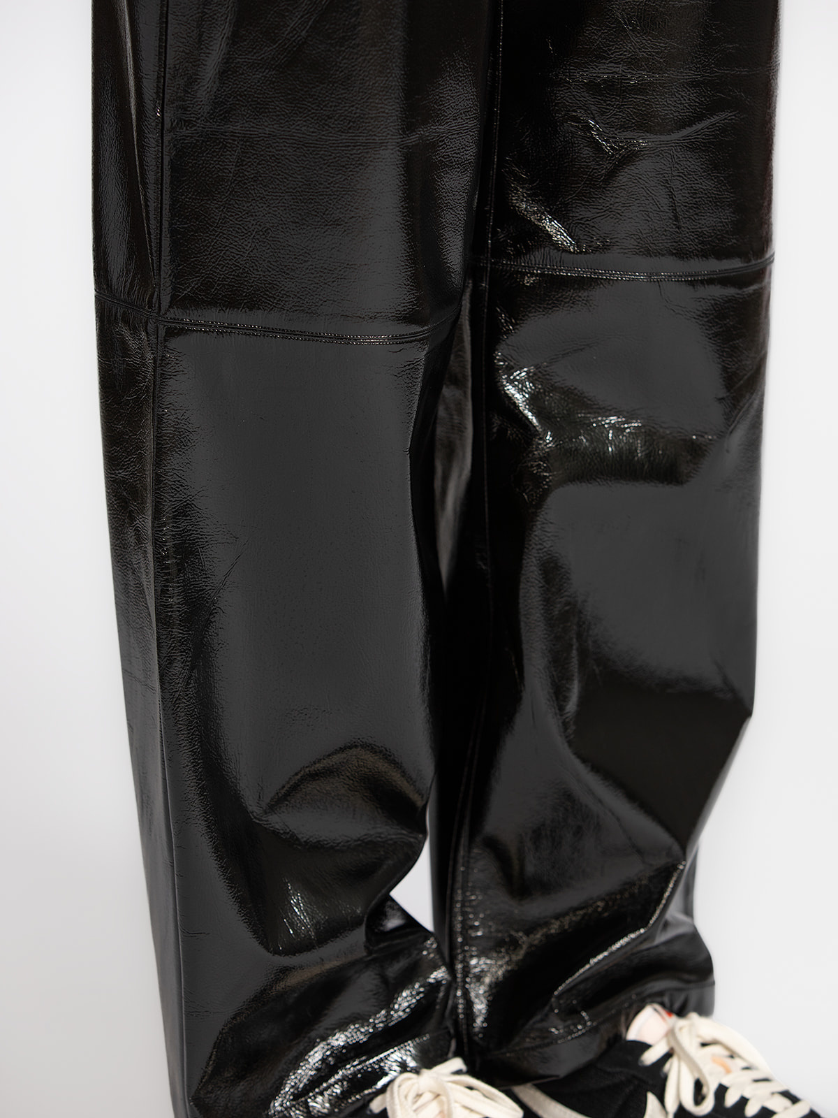 Les Soeurs Pantalon en cuir vegan brillant Mees 4. Shine on. Ce pantalon noir en cuir vegan brillant est une véritable pi...