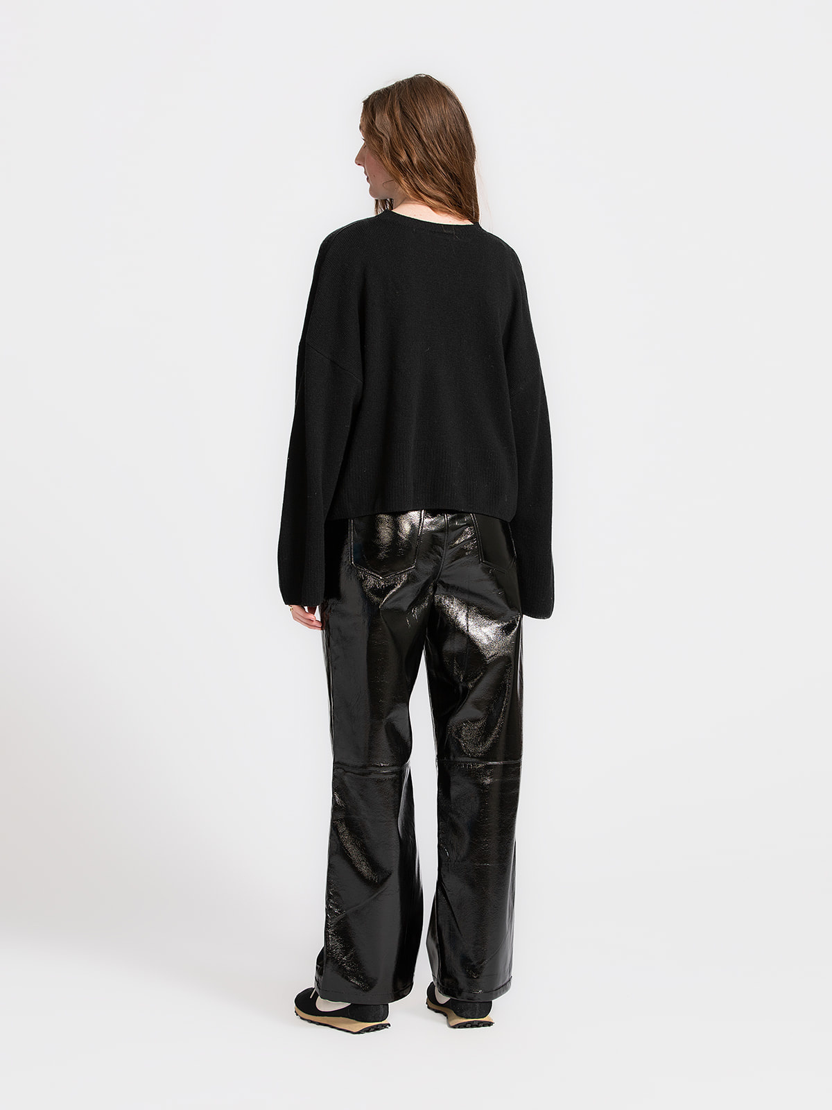Les Soeurs Pantalon en cuir vegan brillant Mees 5. Shine on. Ce pantalon noir en cuir vegan brillant est une véritable pi...