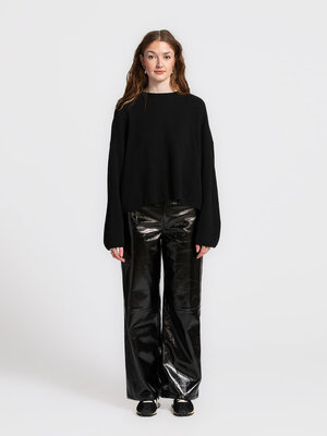 Trousers Mees. Shine on. These black vegan leather trousers with a glossy finish are a true statement piece. Pair them wi...