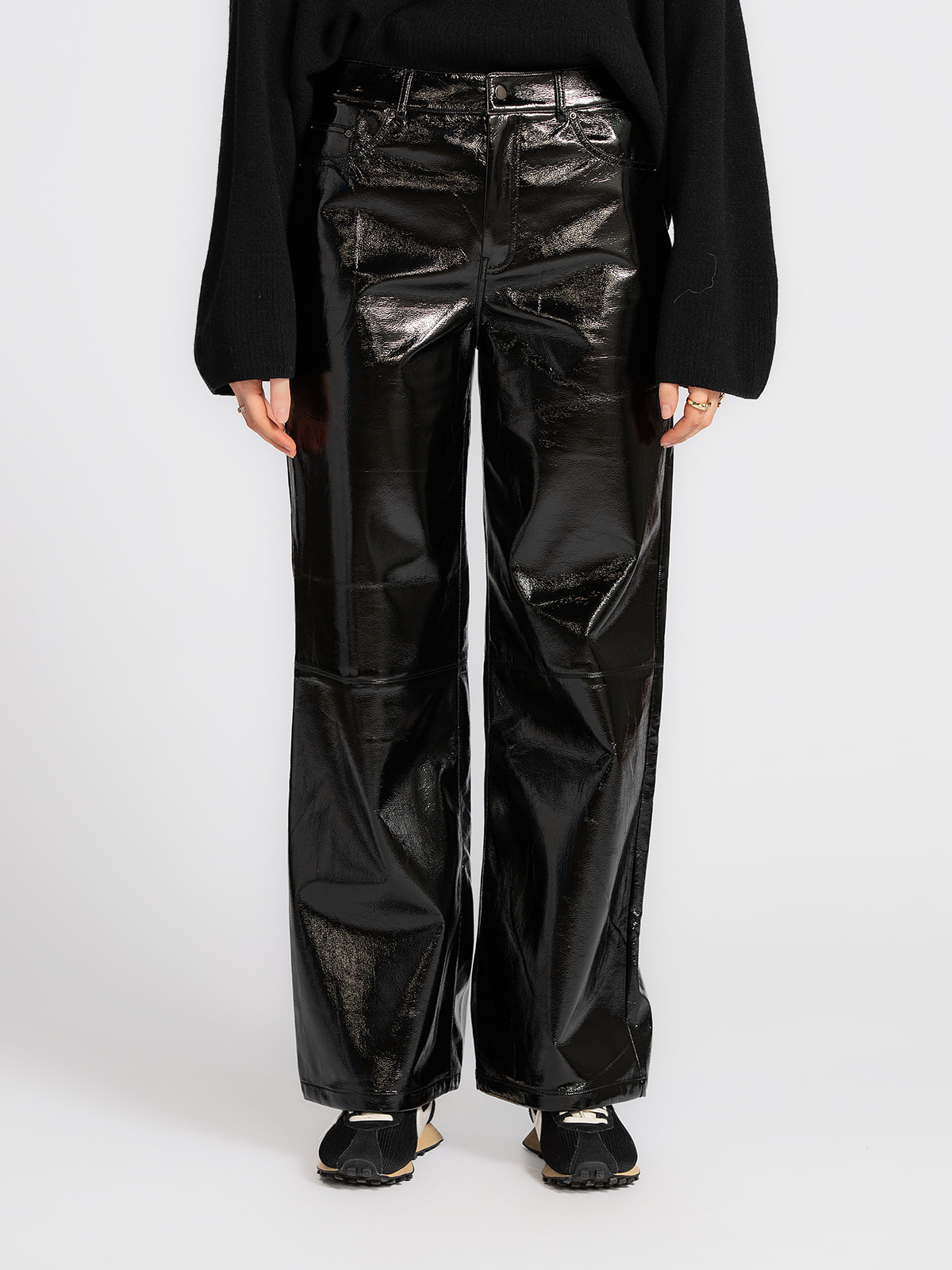Les Soeurs Pantalon en cuir vegan brillant Mees 3. Shine on. Ce pantalon noir en cuir vegan brillant est une véritable pi...