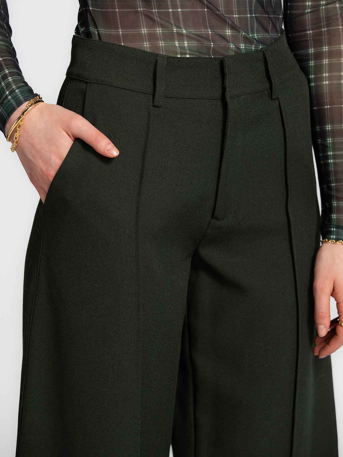 MBYM Ballonfit pantalon Pija 3. Deze donkergroene pantalon combineert stijl met comfort. De balloonfit geeft een stoere t...