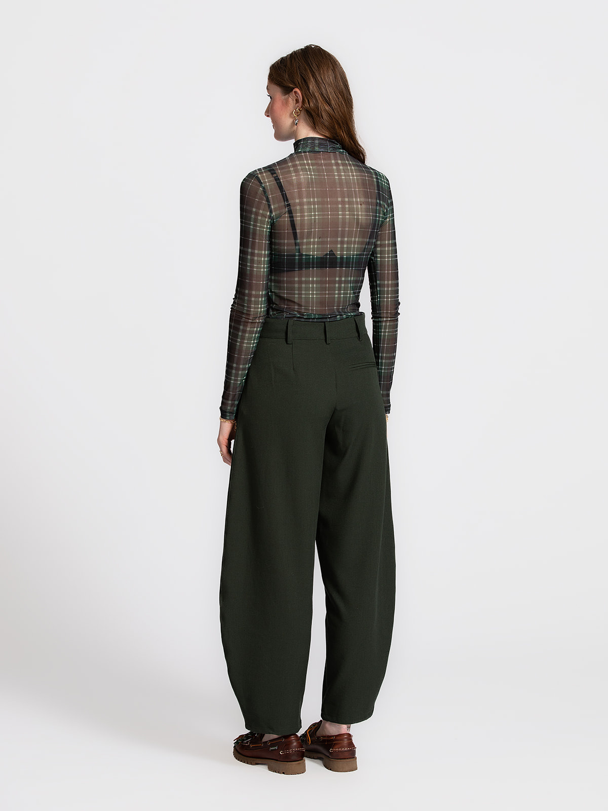 MBYM Ballonfit pantalon Pija 5. Deze donkergroene pantalon combineert stijl met comfort. De balloonfit geeft een stoere t...