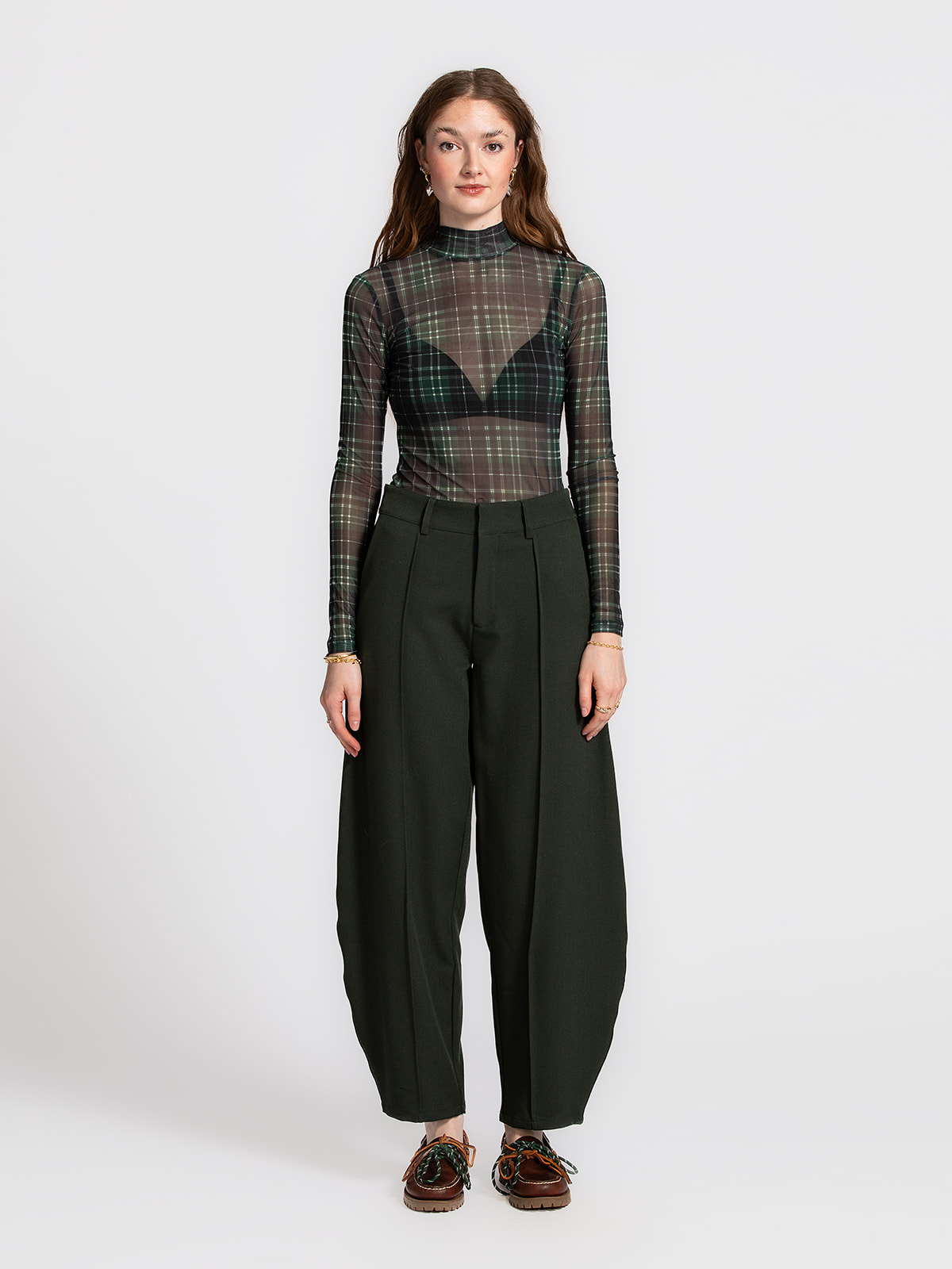 MBYM Ballonfit pantalon Pija 6. Deze donkergroene pantalon combineert stijl met comfort. De balloonfit geeft een stoere t...
