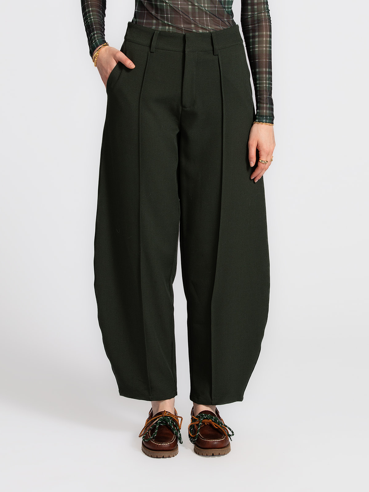 MBYM Ballonfit pantalon Pija 7. Deze donkergroene pantalon combineert stijl met comfort. De balloonfit geeft een stoere t...