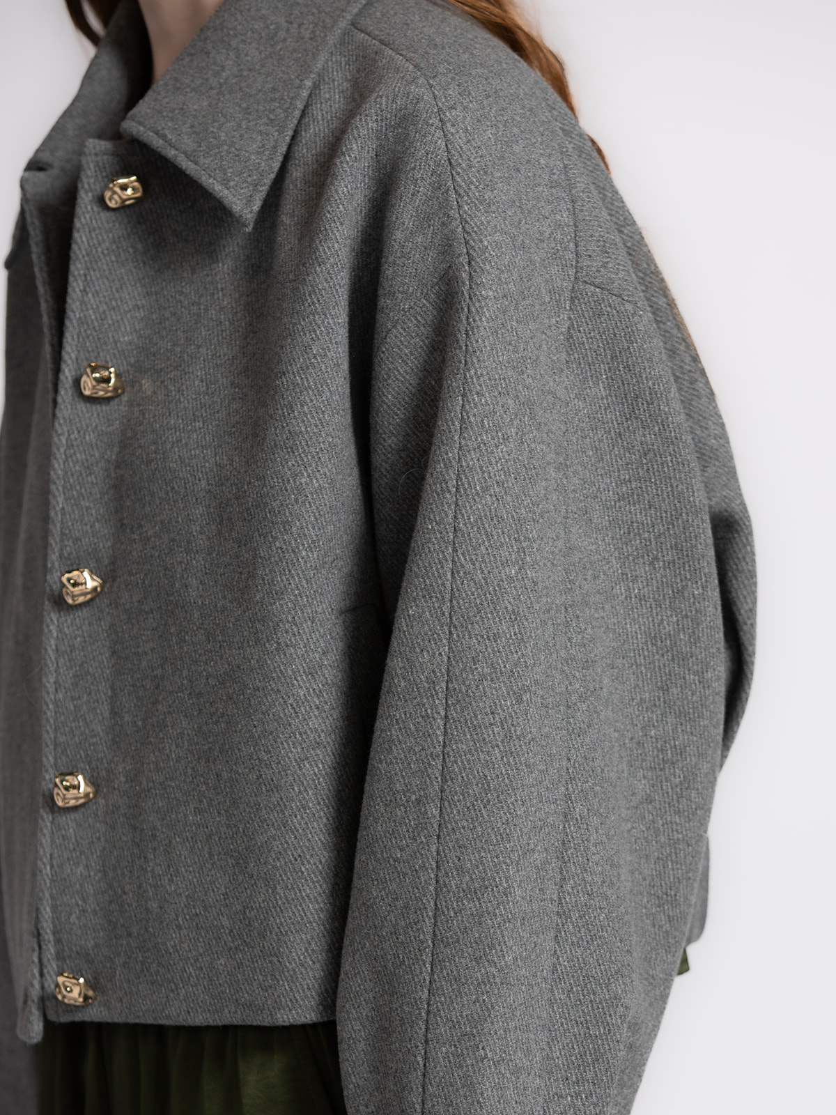Les Soeurs Veste en laine Manon 4. Une touche d’or. Cette veste grise raffinée séduit par ses boutons dorés asymétriques ...