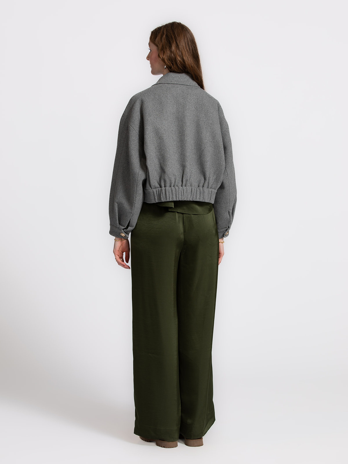 Les Soeurs Veste en laine Manon 5. Une touche d’or. Cette veste grise raffinée séduit par ses boutons dorés asymétriques ...