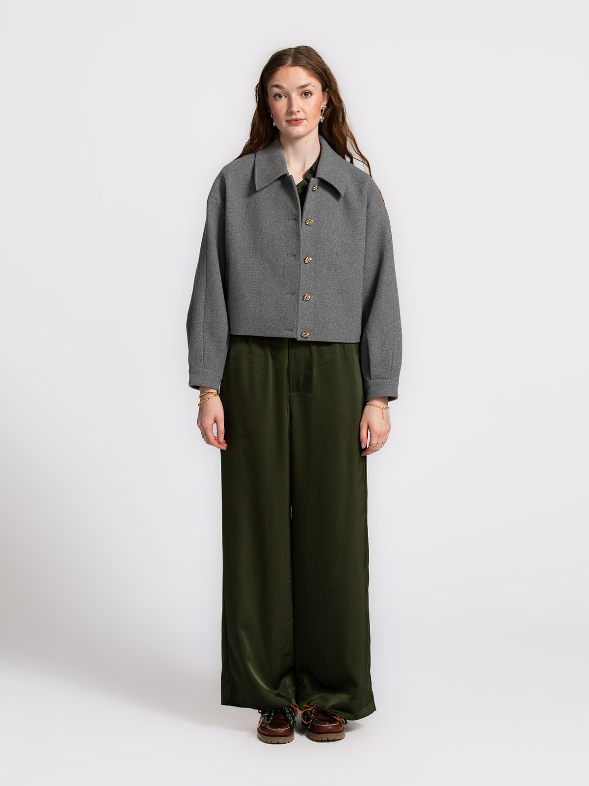 Les Soeurs Veste en laine Manon 3. Une touche d’or. Cette veste grise raffinée séduit par ses boutons dorés asymétriques ...