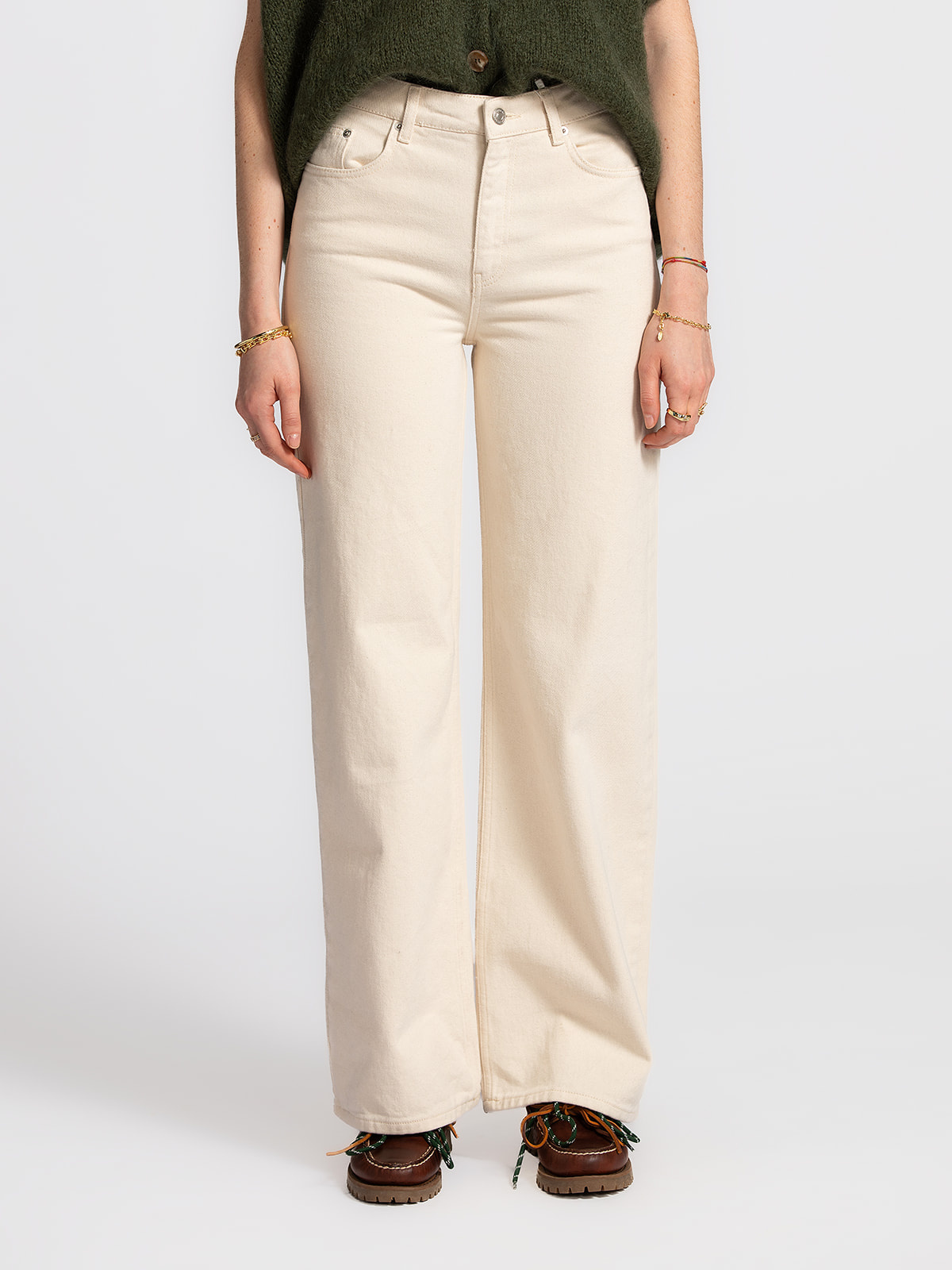 Les Soeurs Wijde jeans Jules 3. Minimalistisch en flatterend. De rechte, wijde pijpen en cleane afwerking maken dit een t...