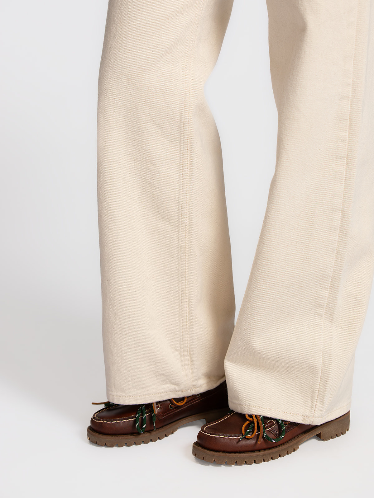Les Soeurs Wijde jeans Jules 4. Minimalistisch en flatterend. De rechte, wijde pijpen en cleane afwerking maken dit een t...