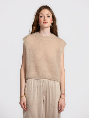 Débardeur Zoey. Ce débardeur beige sans manches est un incontournable polyvalent qui donne un coup de neuf à votre garde-...