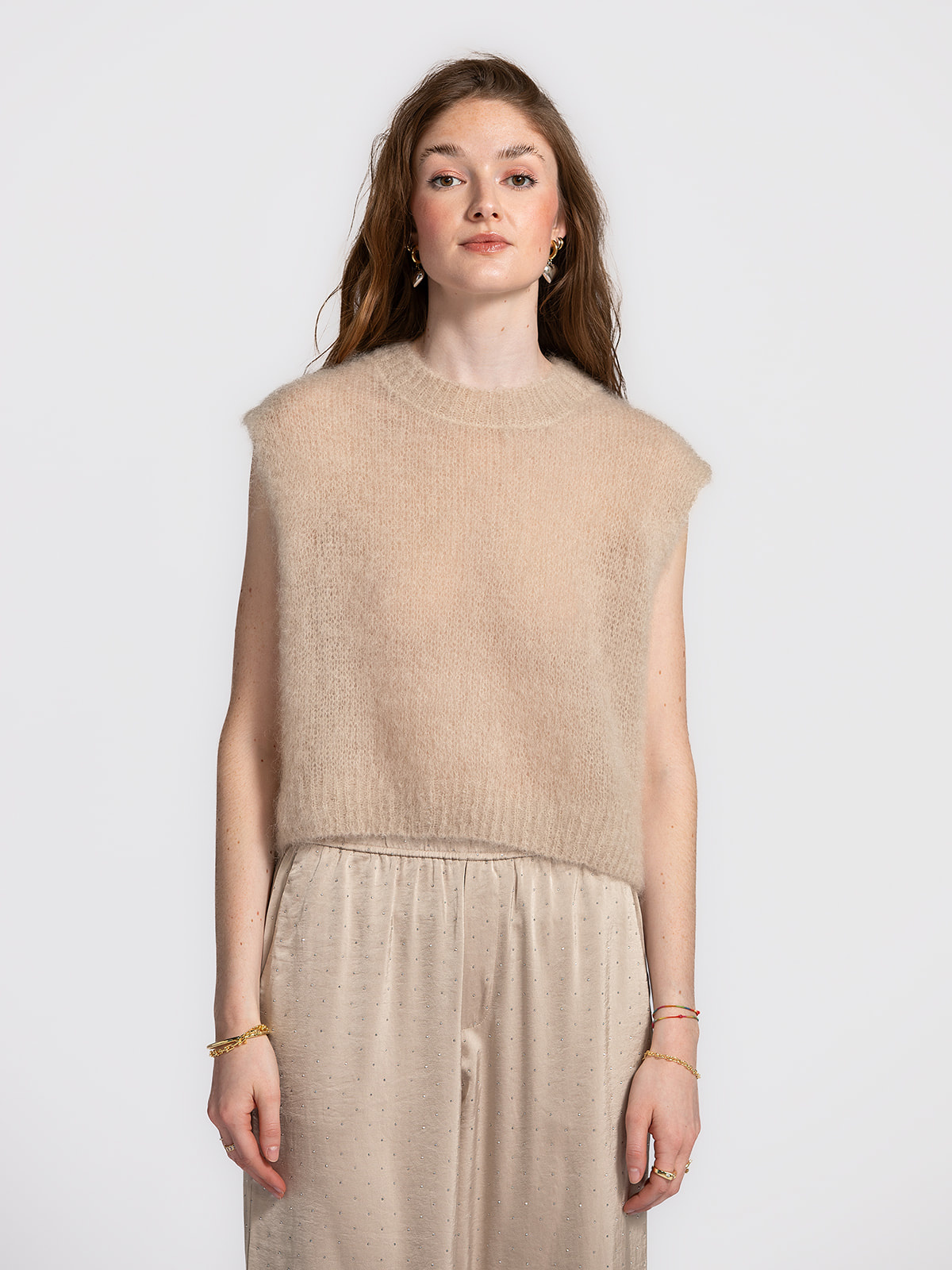 Le Marais Gebreide Spencer Zoey 1. Deze beige mouwloze debardeur is een veelzijdige must-have die je wintergarderobe dire...