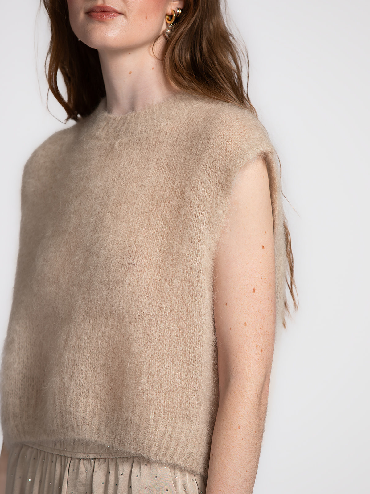 Le Marais Gebreide Spencer Zoey 4. Deze beige mouwloze debardeur is een veelzijdige must-have die je wintergarderobe dire...
