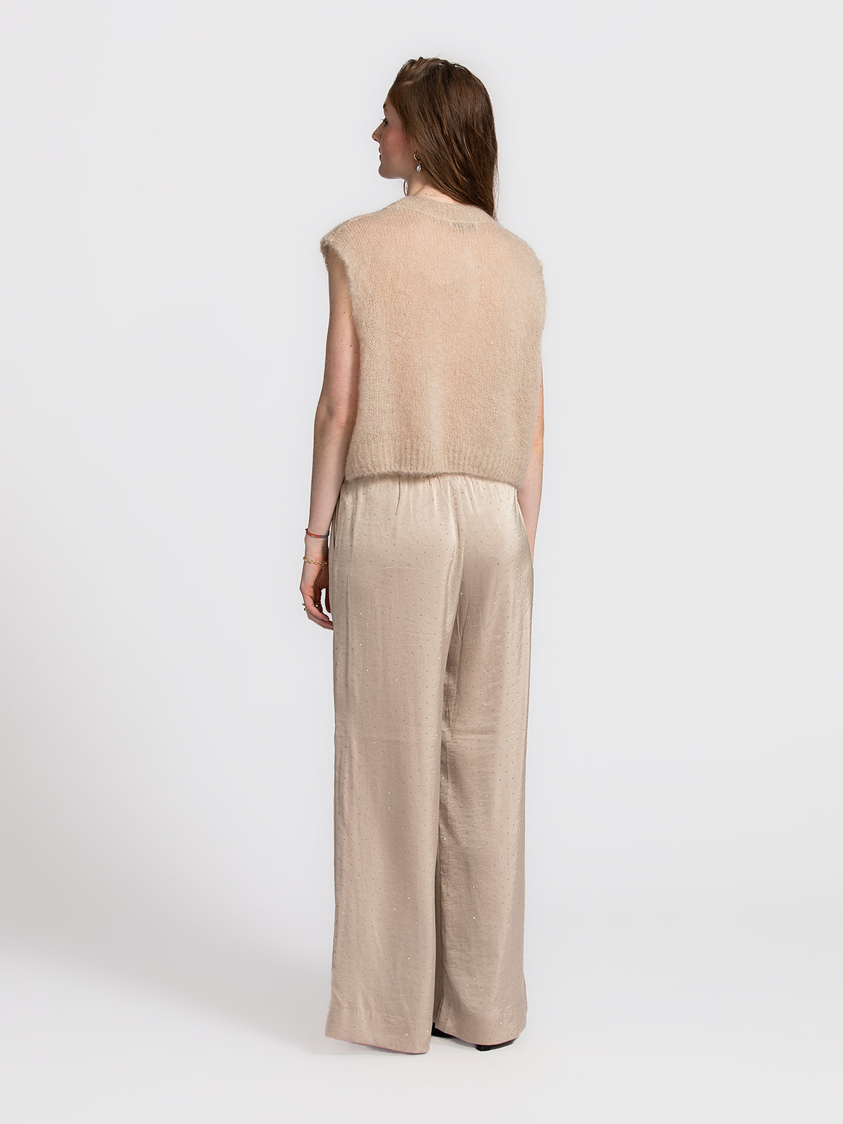 Le Marais Gebreide Spencer Zoey 5. Deze beige mouwloze debardeur is een veelzijdige must-have die je wintergarderobe dire...