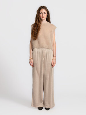 Trousers Asaka. Shine on. These wide pants with strass detail, a soft elastic waistband and flowing legs add a subtle spa...