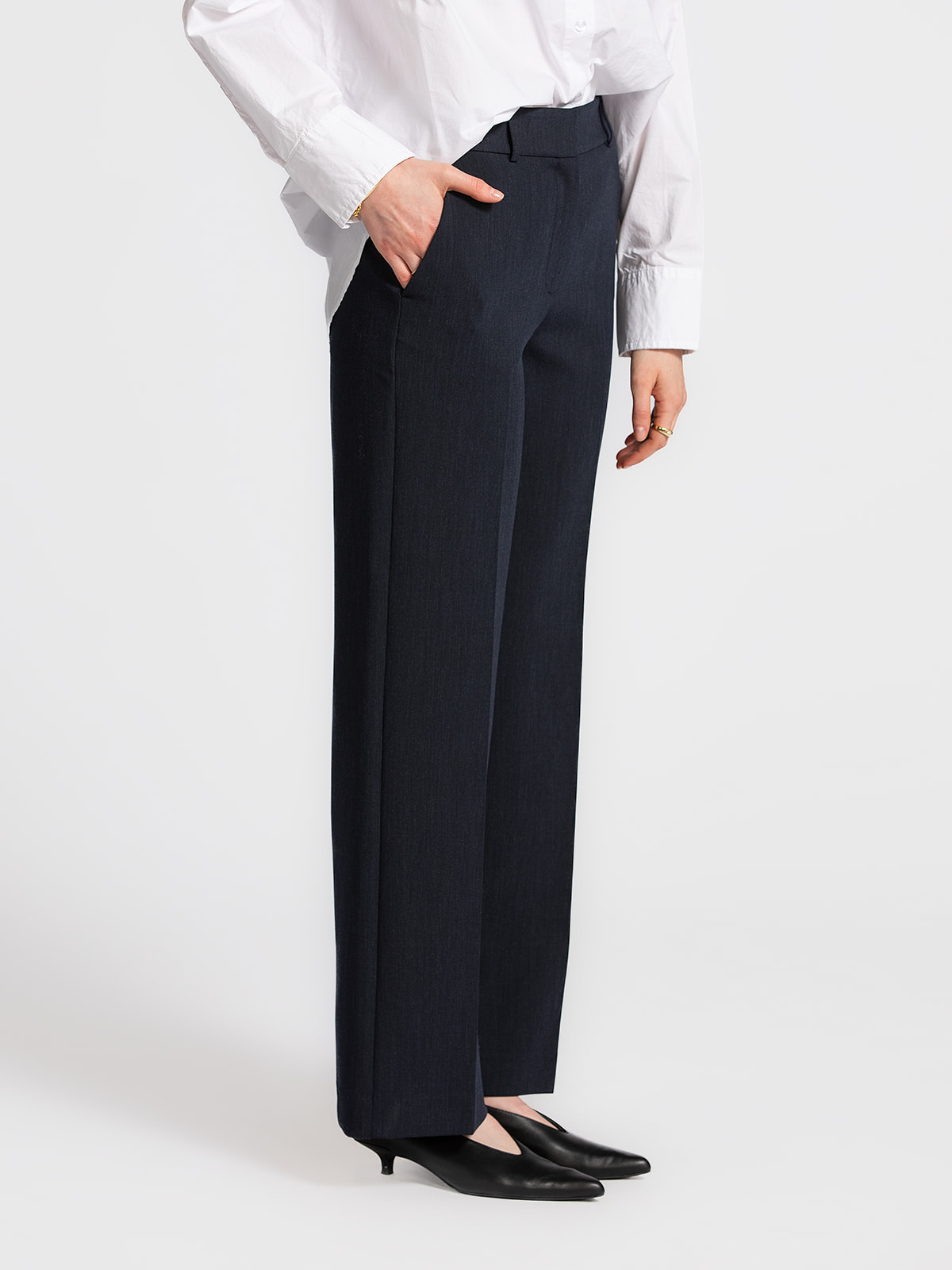 Selected wijde broek Rita 4. Meet your new wardrobe classic. Deze donkerblauwe pantalon met wijde pijpen verlengt je silh...