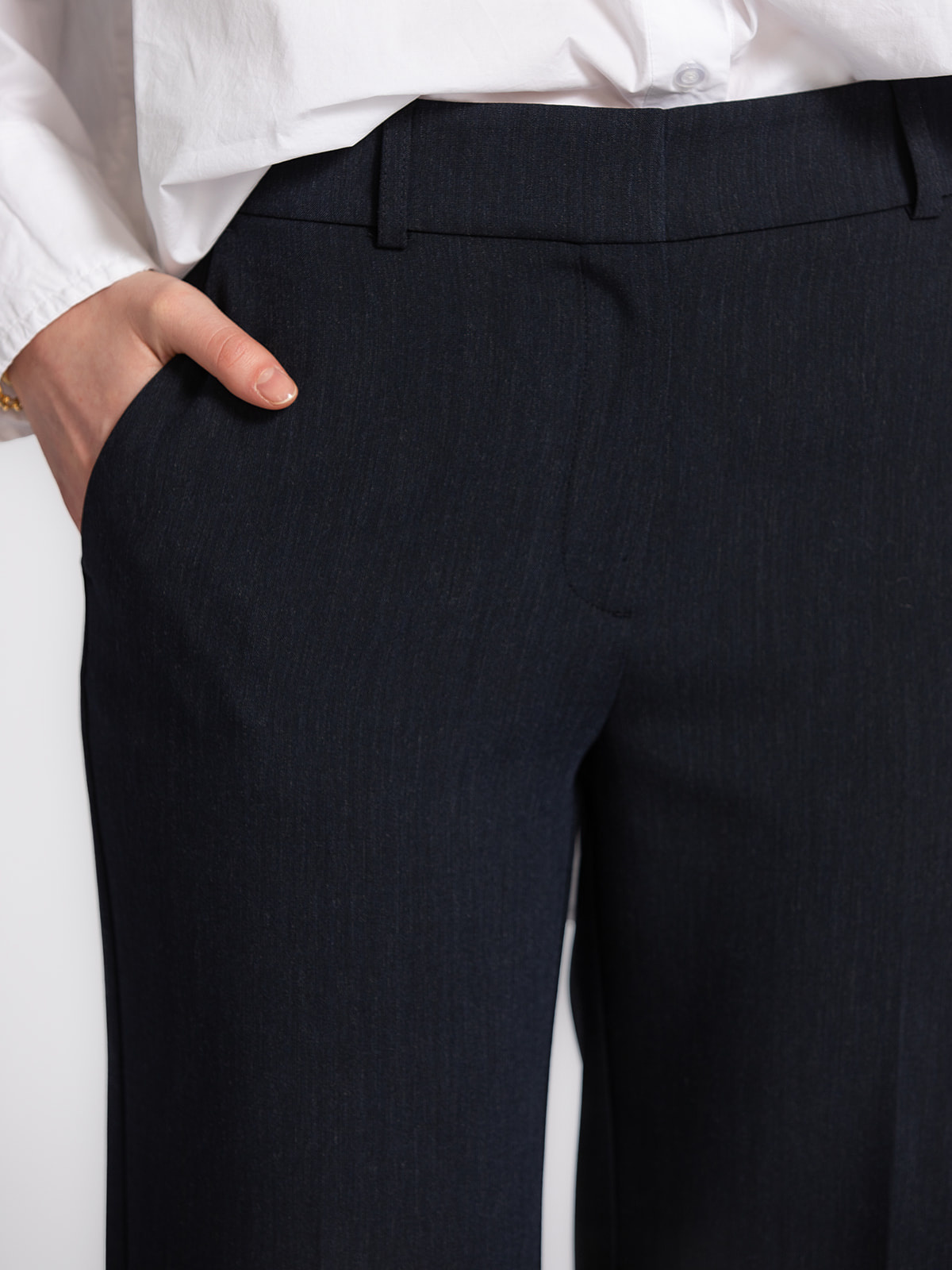 Selected wijde broek Rita 5. Meet your new wardrobe classic. Deze donkerblauwe pantalon met wijde pijpen verlengt je silh...