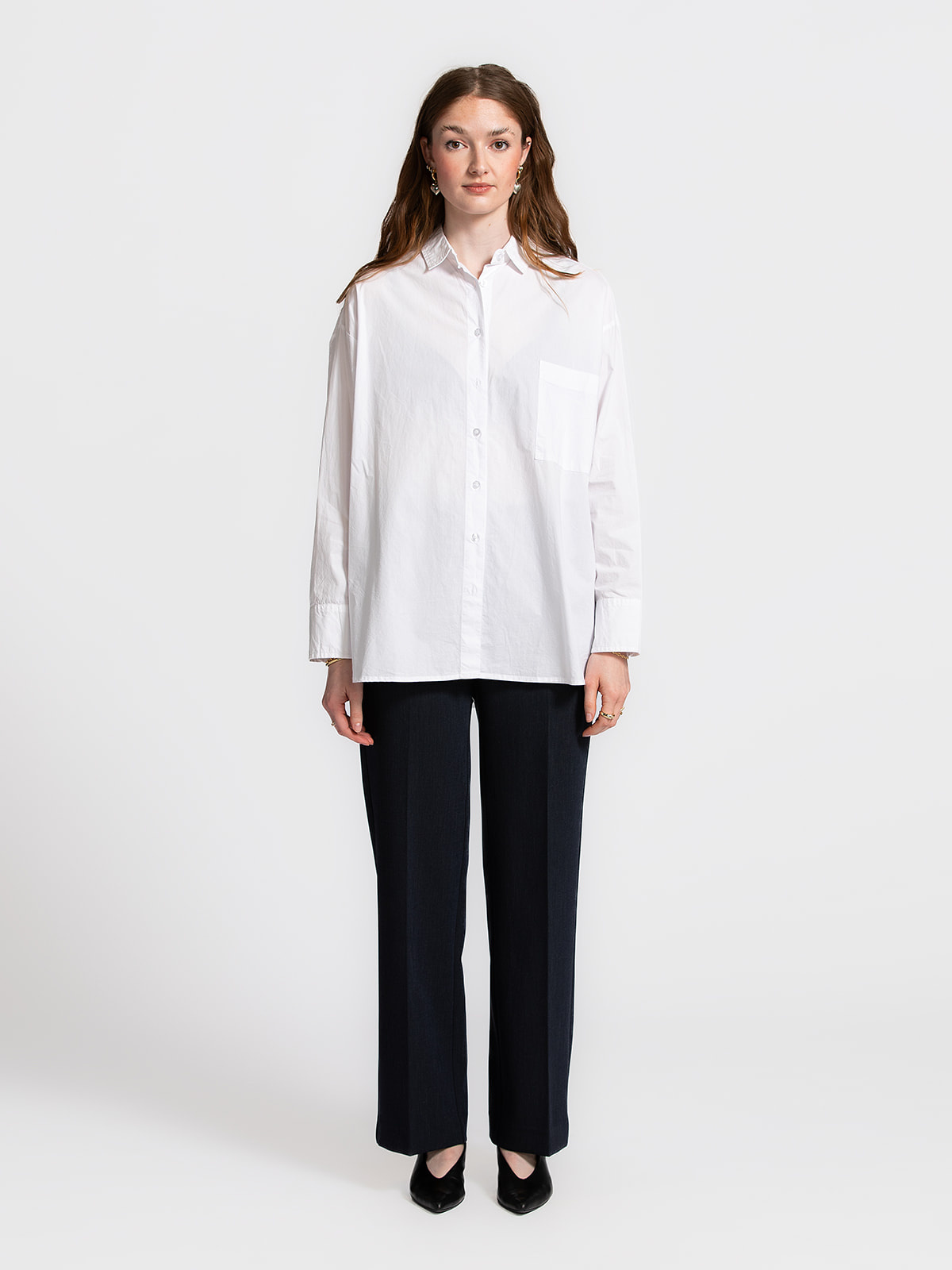Selected wijde broek Rita 3. Meet your new wardrobe classic. Deze donkerblauwe pantalon met wijde pijpen verlengt je silh...