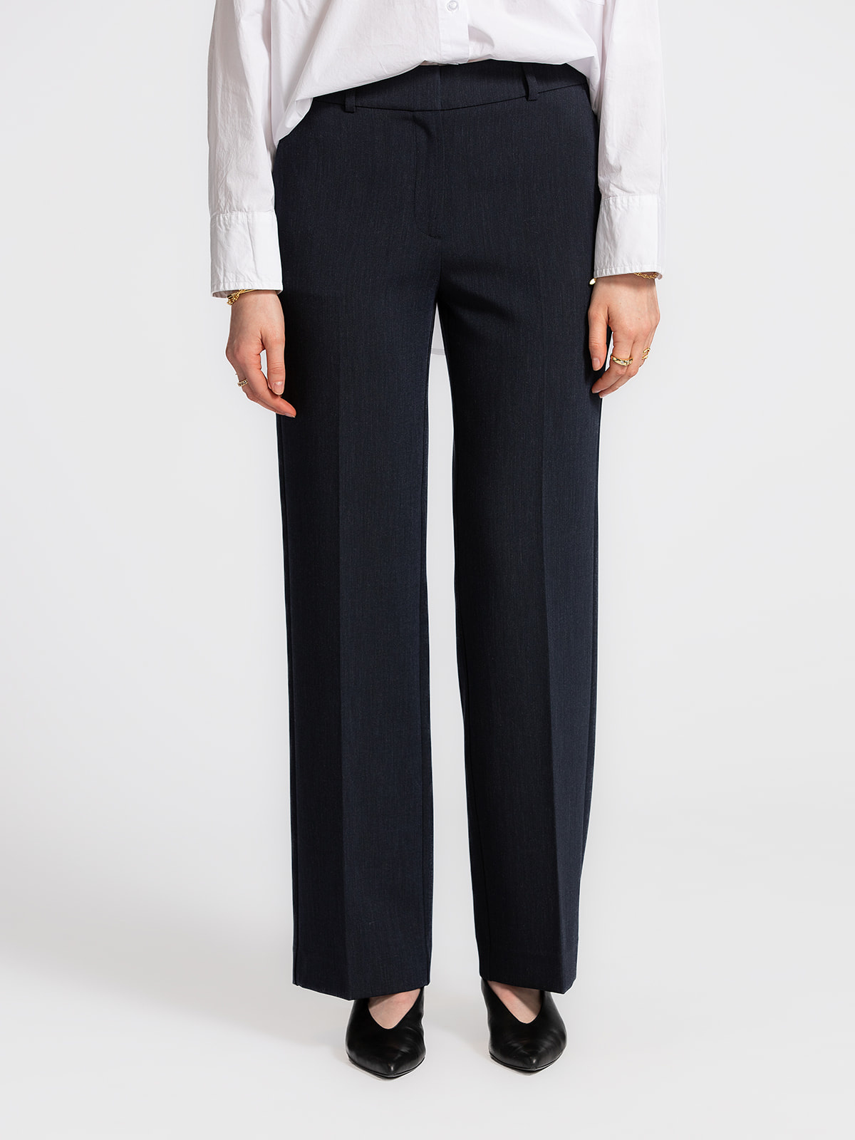 Selected wijde broek Rita 1. Meet your new wardrobe classic. Deze donkerblauwe pantalon met wijde pijpen verlengt je silh...