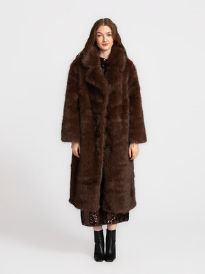 Coat Morris. Classic glamour, faux fur flair. This long coat radiates vintage vibes. With its rich texture and warm color...