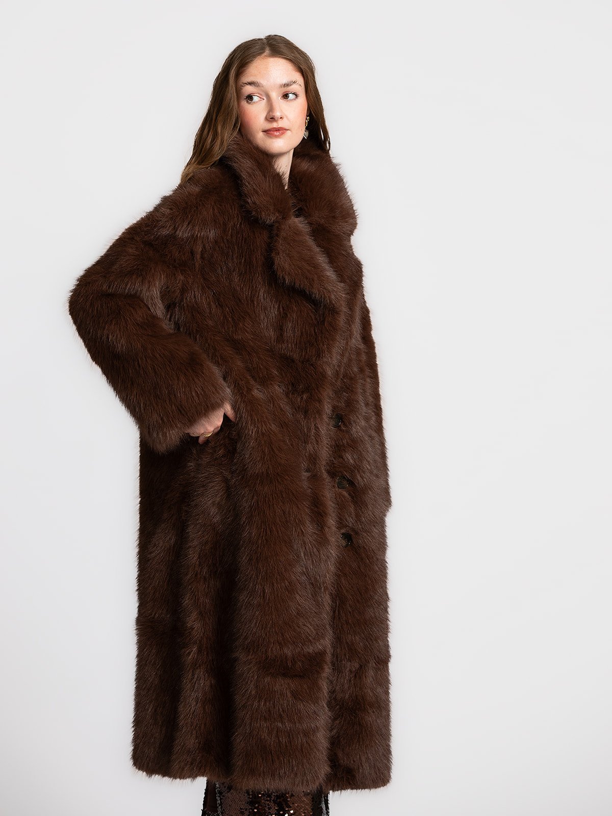 Les Soeurs Faux fur manteau Morris 3. Classic glamour, faux fur flair. Ce long manteau dégage une ambiance vintage. Sa te...
