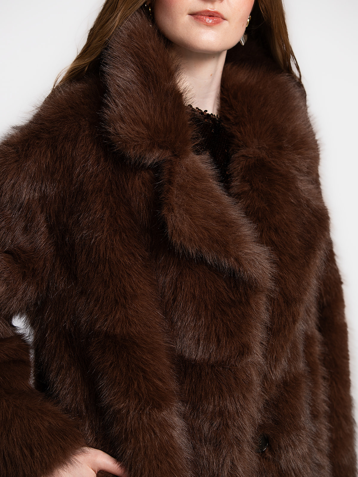 Les Soeurs Faux fur manteau Morris 4. Classic glamour, faux fur flair. Ce long manteau dégage une ambiance vintage. Sa te...