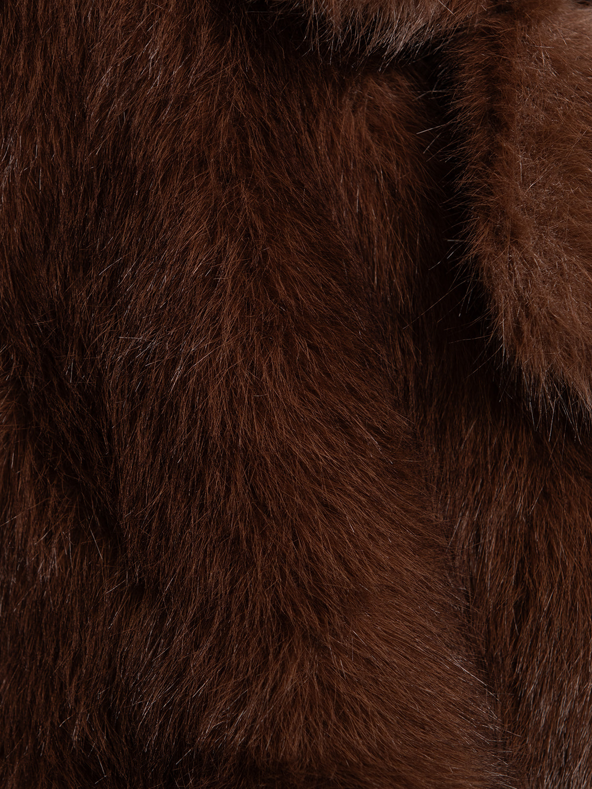 Les Soeurs Faux fur manteau Morris 6. Classic glamour, faux fur flair. Ce long manteau dégage une ambiance vintage. Sa te...