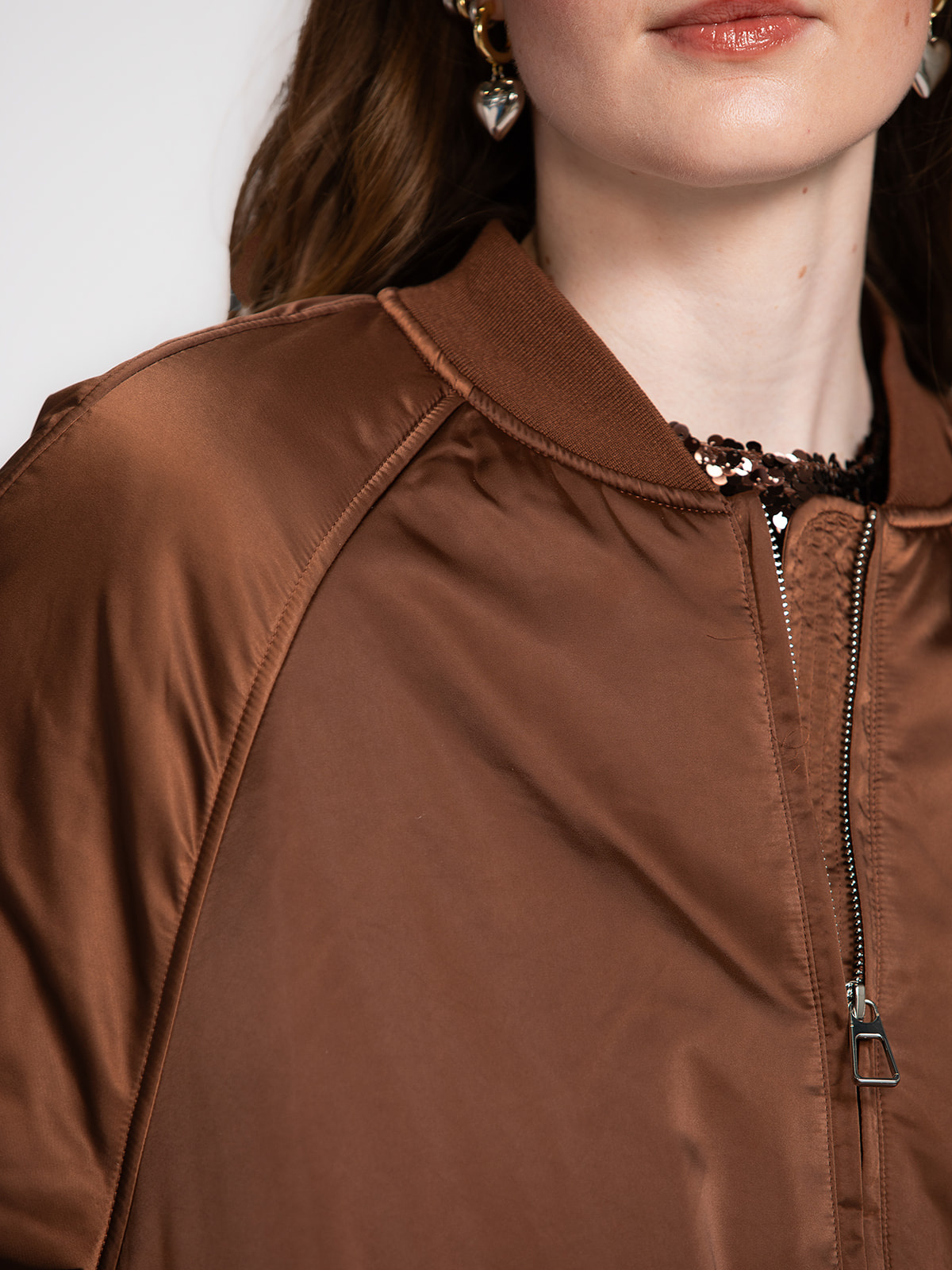 Edited Bomber Nada 4. Couleur de la saison. Ce bomber marron foncé allie élégance et caractère. La teinte riche apporte u...